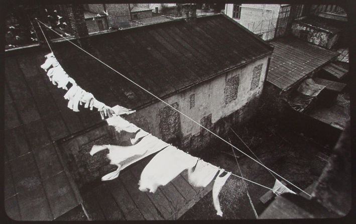 Egons Spuris (1931–1990). No cikla “Rīgas 19. gadsimta un 20. gadsimta sākuma proletāriešu rajonos”. 1970–1980. Sudraba želatīna kopija. Intas Rukas dāvinājums. LNMM kolekcija Egons Spuris (1931–1990). No cikla “Rīgas 19. gadsimta un 20. gadsimta sākuma proletāriešu rajonos”. 1970–1980. Sudraba želatīna kopija. Intas Rukas dāvinājums. LNMM kolekcija
