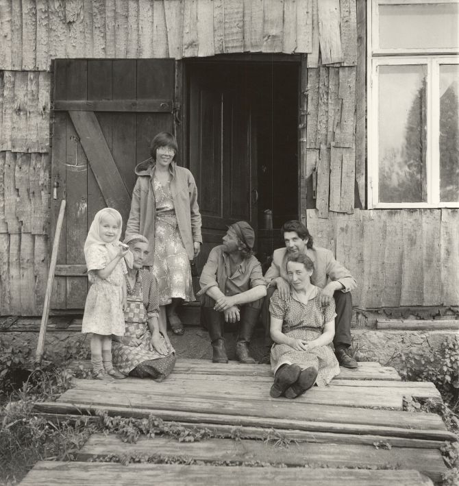 Inta Ruka (1958). Iveta Tavare, Emma Stebere, Inta Ruka, Elmārs Garais, Vilis Lesnieks, Daina Tavare. No kolekcijas “Mani lauku ļaudis”. 1985. Sudraba želatīna kopija. LNMM kolekcija