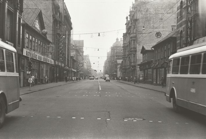 Māra Brašmane (1944). Ļeņina iela aiz Dzirnavu ielas krustojuma. 1972. gada augusts. Sudraba želatīna kopija. Topošā Latvijas Laikmetīgā mākslas muzeja kolekcija